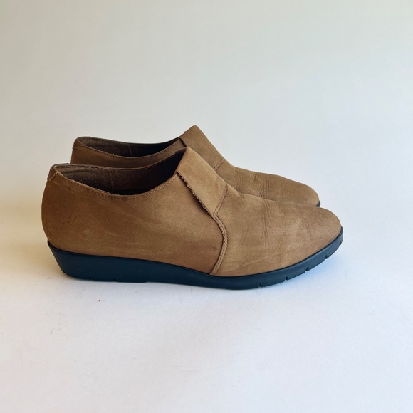 Clark’s Tan Genuine Leather Rubber Outsole Loafers size 9 - Picture 2 of 15